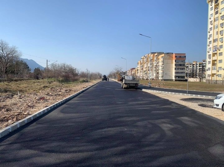 Заради извършване на дейности по възстановяване на настилката на бул