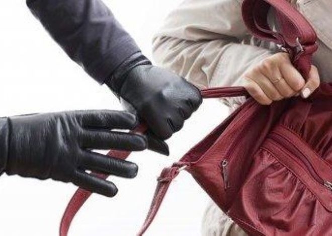 Бандит нападна жена пред дома й в Монтана отмъкна й