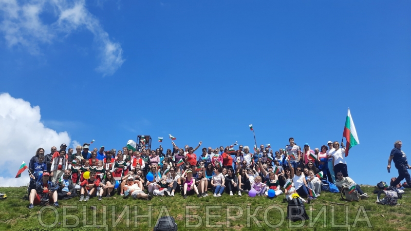 Към вас ще се завърна аз балкани мили красни душата ми лети