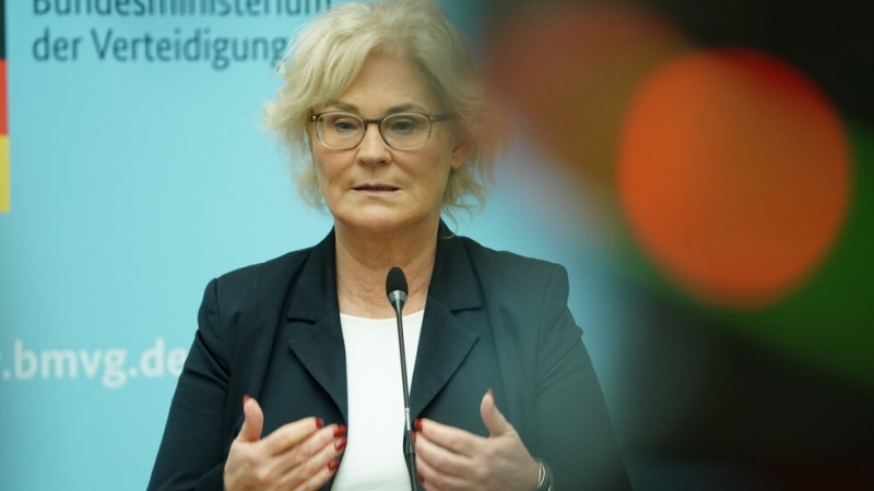 Германският министър на отбраната Кристине Ламбрехт подаде оставка след като