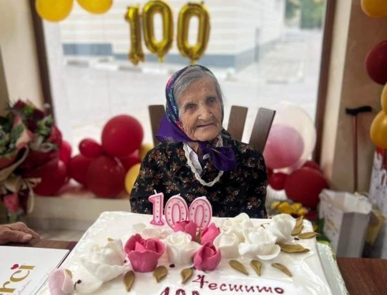 Столетницата Цветана Йонова от с Лесковец събра близки приятели