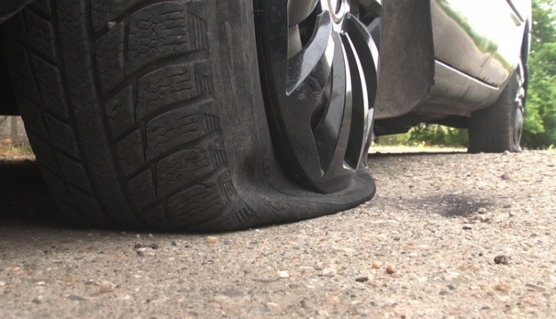 Полицията е заловила мъжа който е срязал гумите на кола