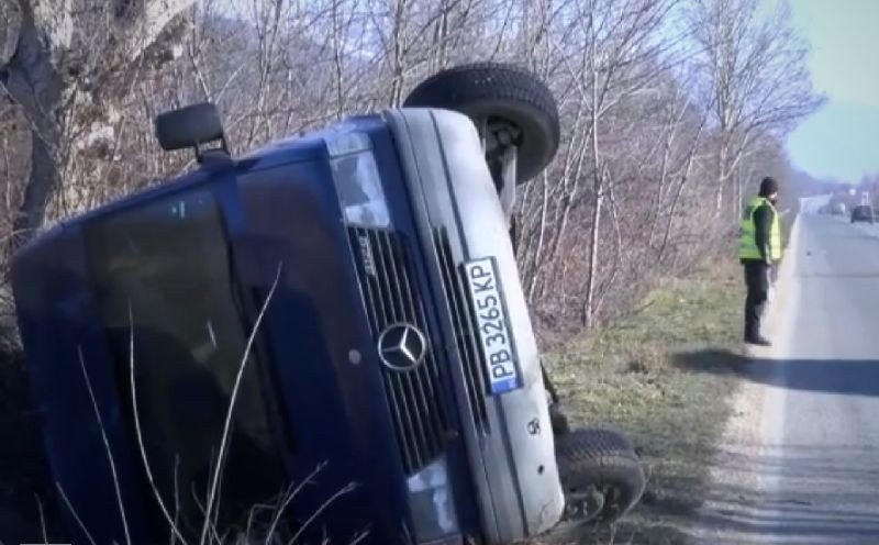 Два буса се преобърнаха в канавка на Асеновградско шосе в