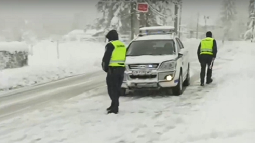 Две лавини паднаха на прохода Петрохан тази сутрин и спряха