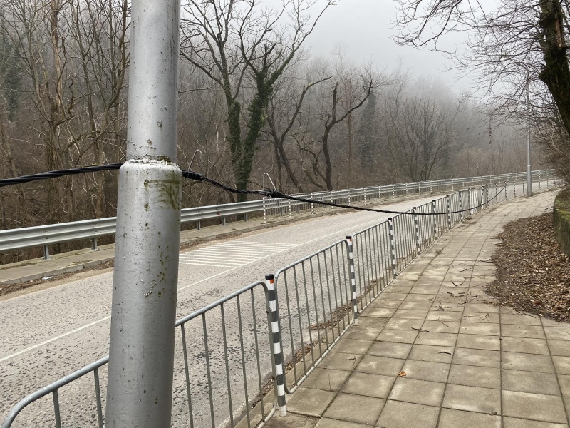Опасен кабел виси на тротоара край Чайка във Враца научи