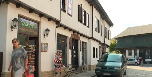 Разходката по старите тревненски улици ни връща назад към Санстефанска