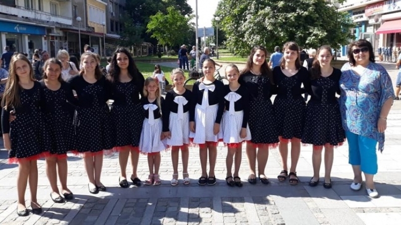 Вокална група Шоколадче с ръководител Росица Кръстева и сдружение Музикална