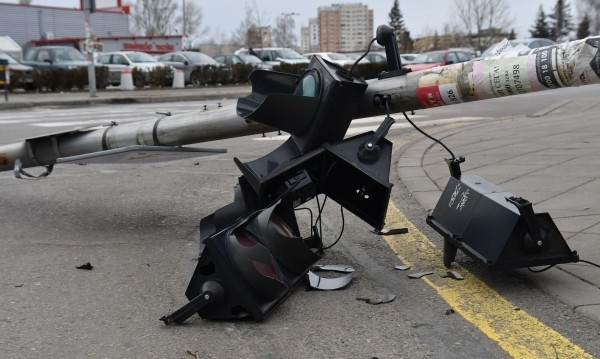 Светофар се срути на кръстовището на столичните булеварди Витоша и