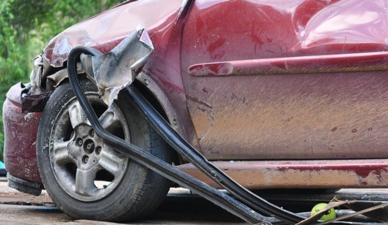 Шофьор заби колата си в навеса на магазин във Врачанско