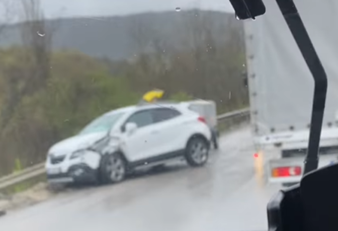 ТИР е ударил джип на международния път Е 79 между Мездра