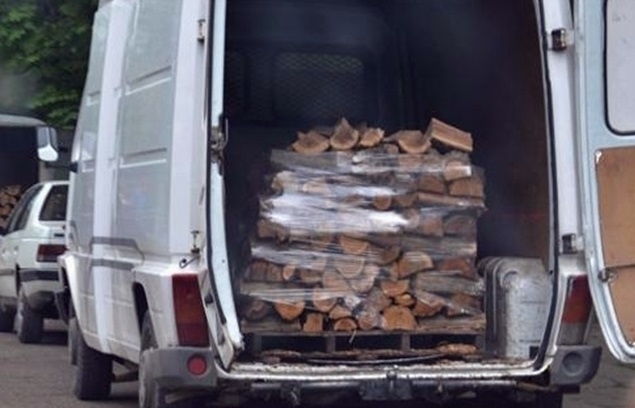 Полицейски служители са заловили мъж превозвал нелегална дървесина информираха от