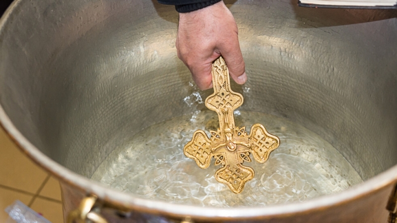 Руски свещеници ръсиха светена вода от борда на самолет докато