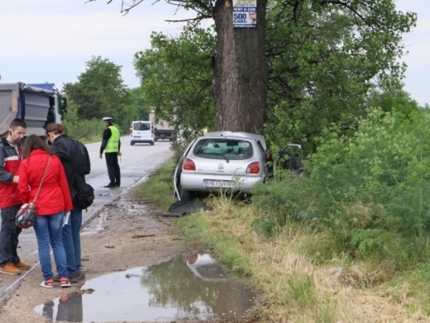 Човек загина а други трима са ранени при катастрофа на