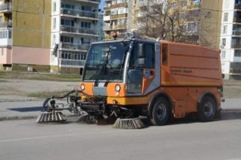 Модерни машини почистват улиците и парковите алеи във Видин съобщиха