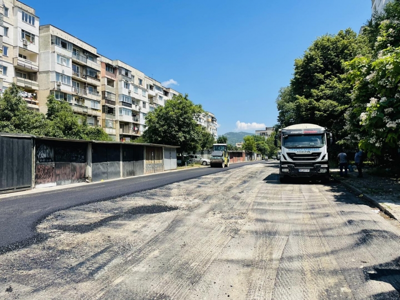 Продължават ремонтите на междублокови пространства и паркинги в кварталите на