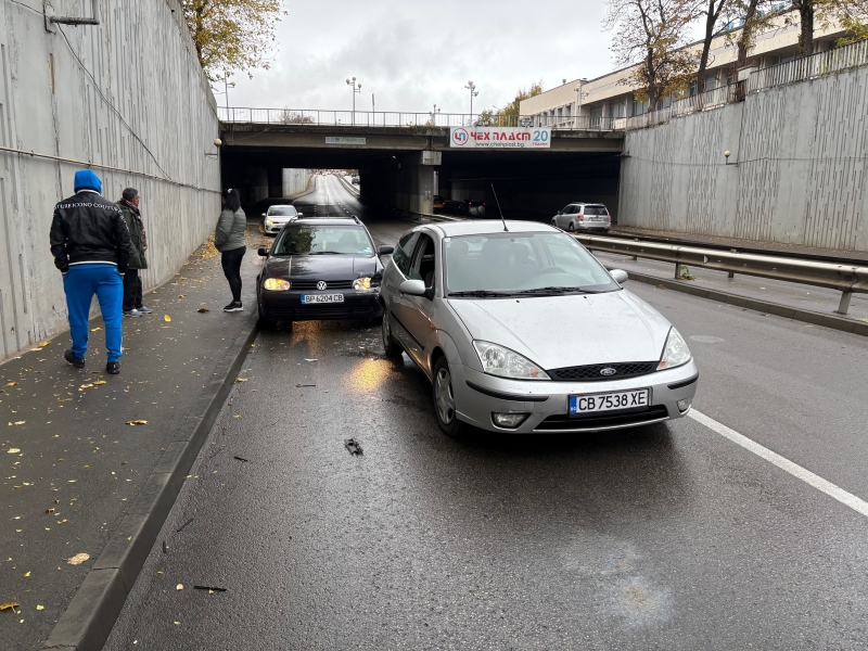 Две коли се натресоха в подлез във Враца видя първо