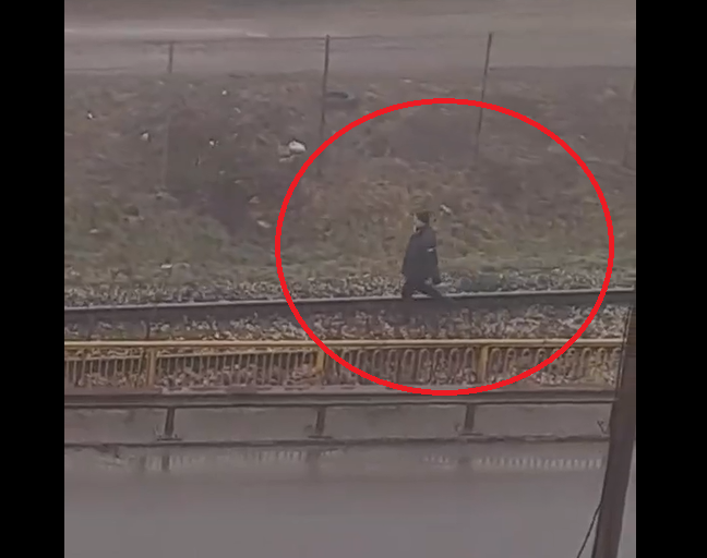 Потенциален самоубиец бе заснет да се разхожда по жп линията