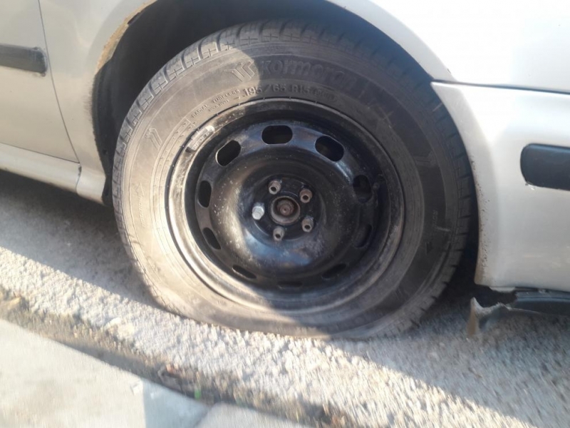 Бандит съсипа гумите на кола във Враца съобщиха от полицията