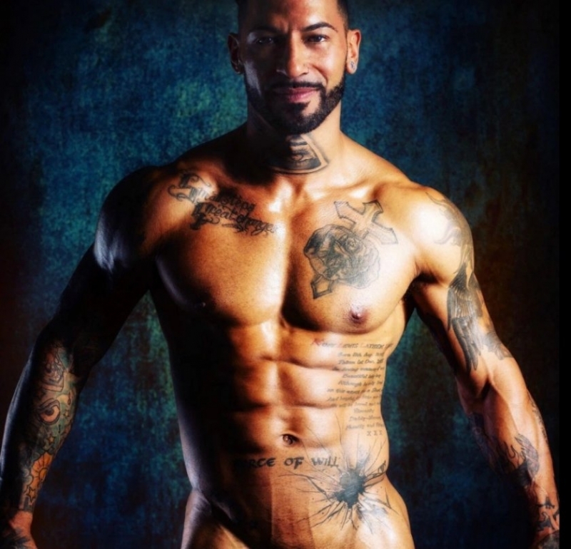 Стриптийзьорът Луис Ричес си счупи крака по време на танц