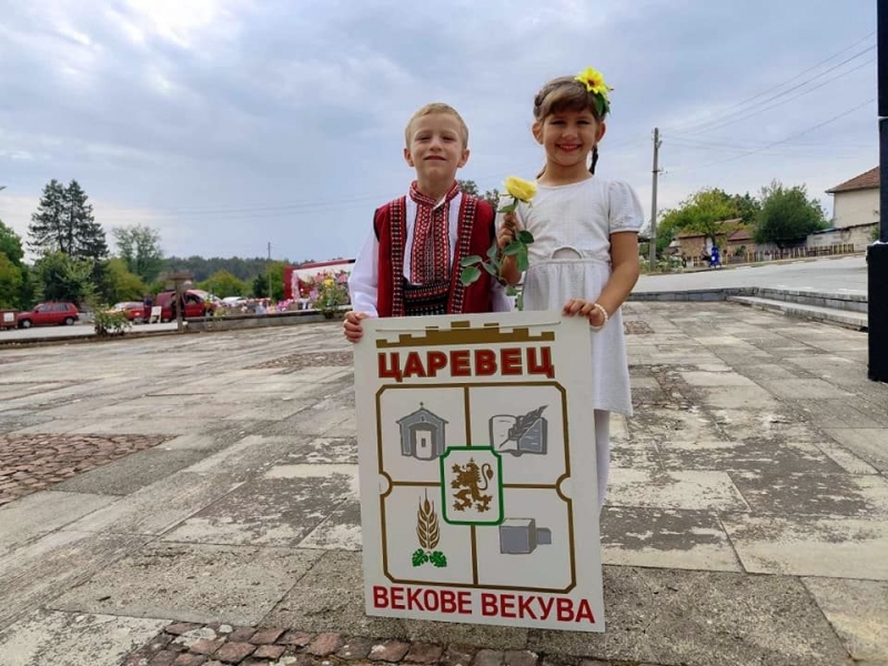 Близо 300 самодейци певци танцьори и инструменталисти взеха участие