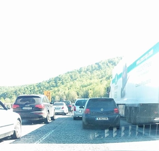 Около два километра е задръстването по автомагистрала Хемус в посока