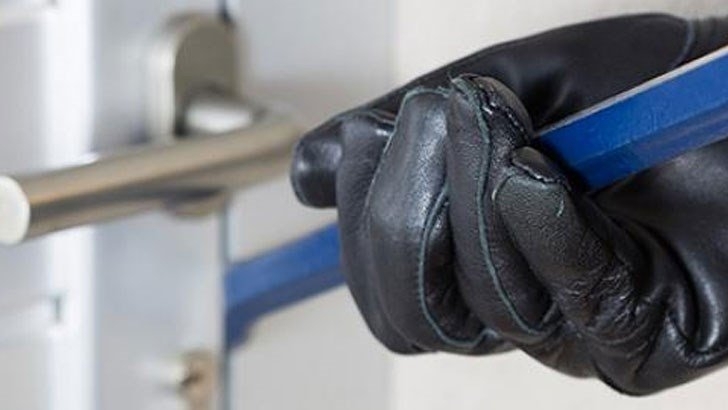 Ченгета спипаха рецидивист задигнал въдици и ракия от къща в