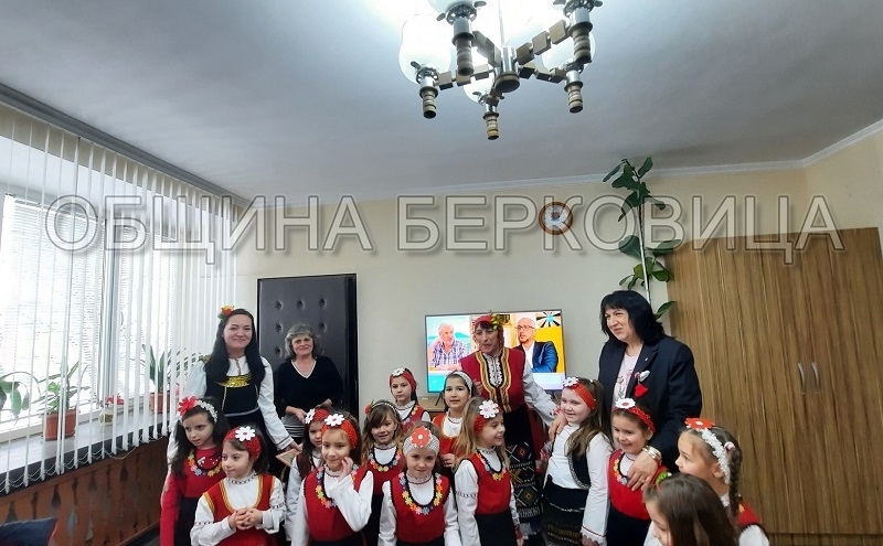 Баба Марта днес разнесе кошница със доброта и на всеки на