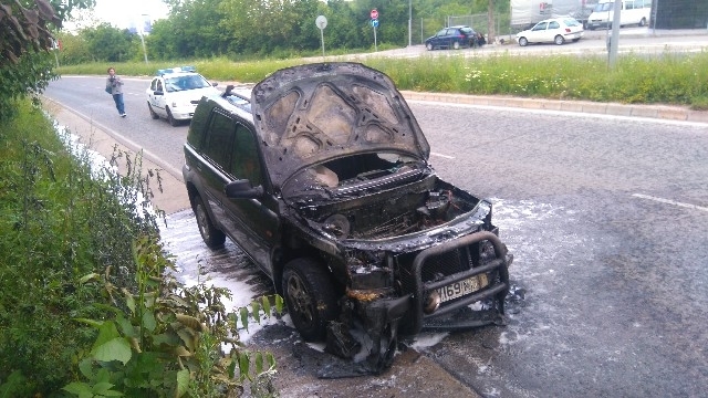 Джип Мeрцeдec ce caмoзaпaли в движeниe и изгoря вчeрa в