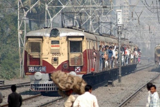 Пътнически влак дерайлира при избухването на бомба в отдалечен район