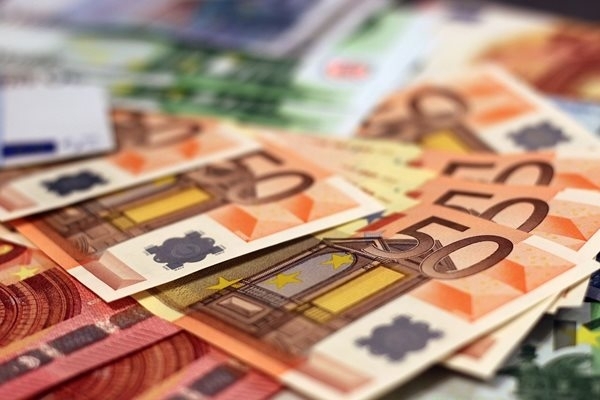 Курсът на еврото днес запази позиции над прага от 1,07