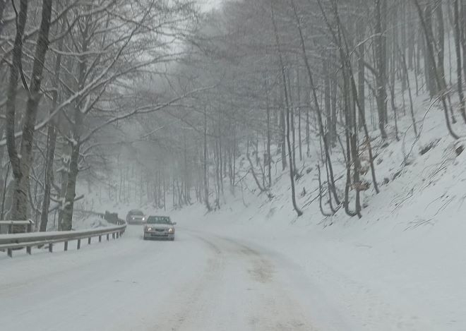Усложнена е обстановката на прохода Петрохан научи агенция BulNews Обилният снеговалеж