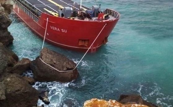 В района на заседналия кораб край Камен бряг Vera Su има опалесценция
