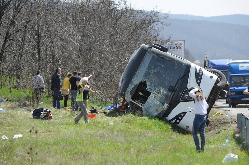 Автобус с около 50 бежанци от Украйна се е преобърнал