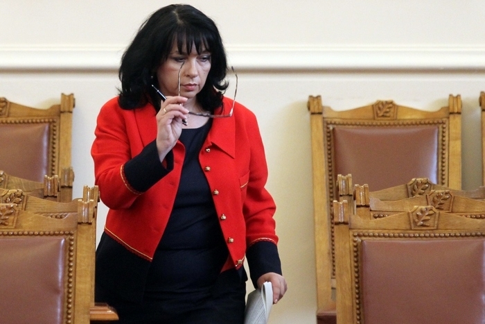 Министърът на енергетиката Теменужка Петкова подава оставка Тя обяви това