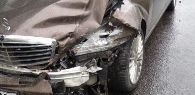 Отмъщение? Мъж потроши "Мерцедес" във врачанско село, заловиха го