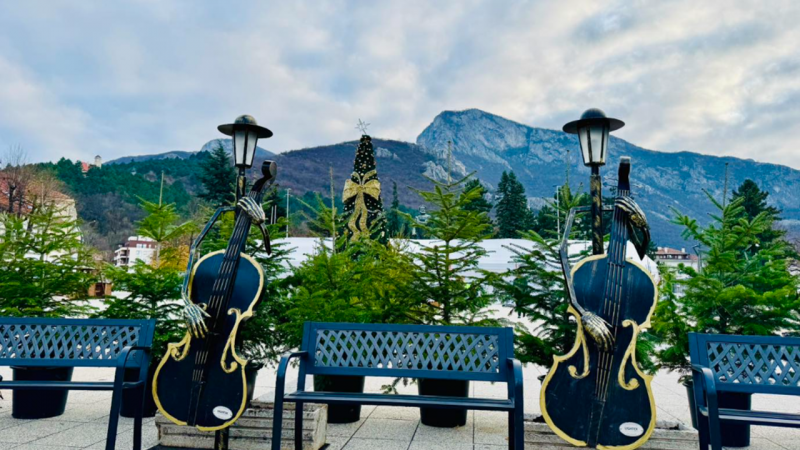 Поради големият интерес към коледно новогодишната програма на Община Враца тя