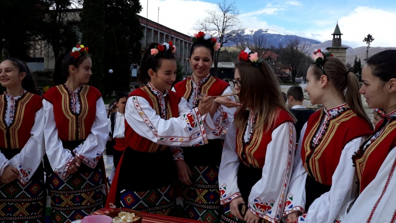 За втора поред година гимназистката Таня Тасева стана кумица в