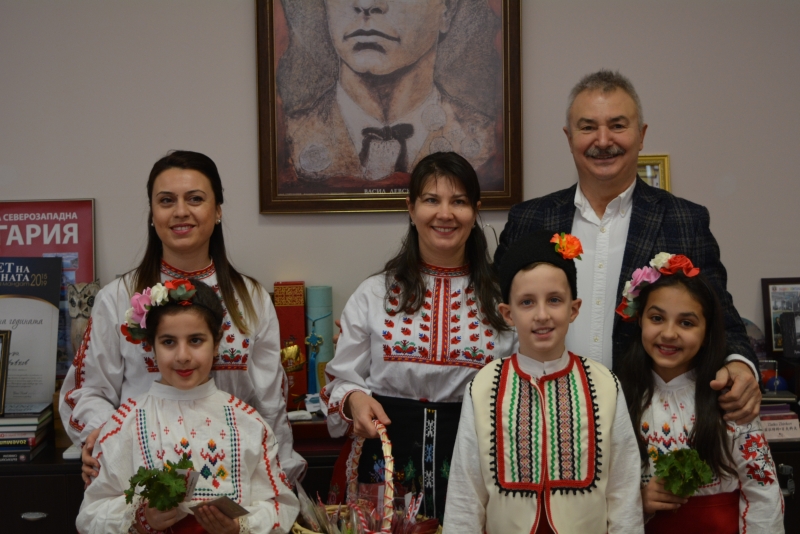 Дружинки малки и големи момичета и момчета от детска градина