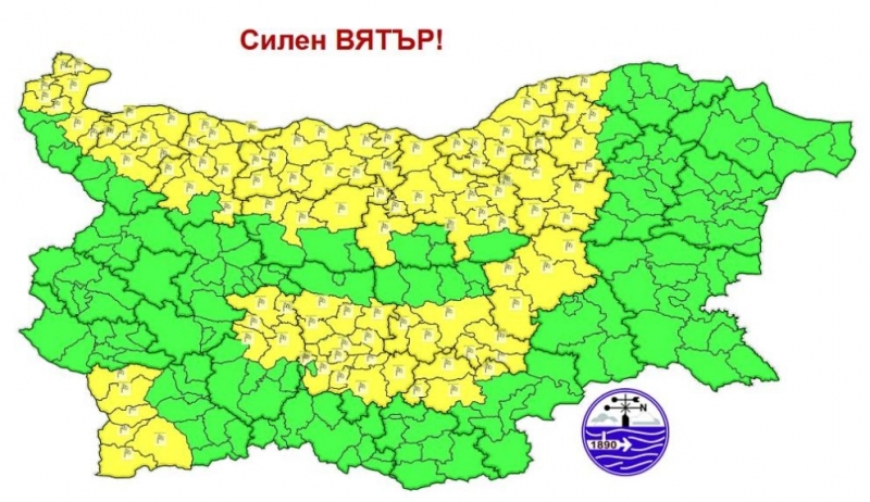 Обявиха жълт код за силен вятър в половин България, температурите падат