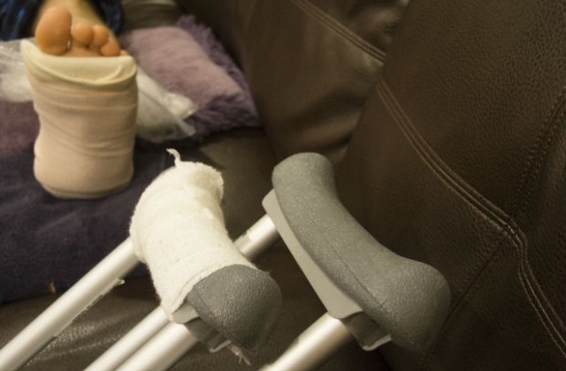 Агресивен хулиган потрошил с тесла крака на свой познат във