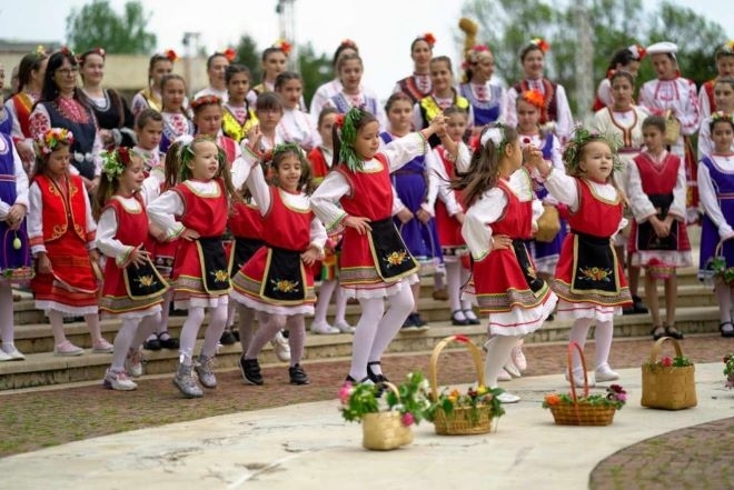 Красиви лазарки изпъстриха центъра на Мездра /снимки/