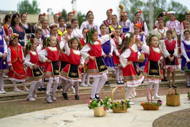 Лазарки огласиха с песни площад България в Мездра научи BulNews
