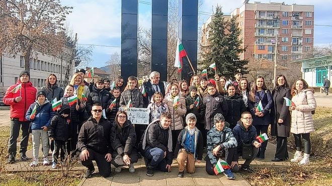 С тържество на градския площад множество жители и гости на