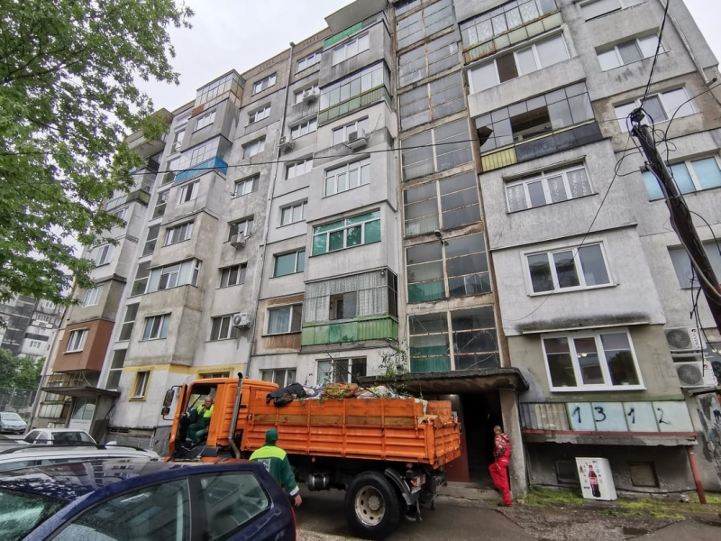 Общинско предприятие БКС почиства общински жилища във Враца видя репортер