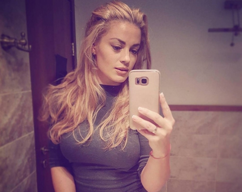 Съпругата на футболиста и риалити звезда Ваня Джаферович показа привлекателно