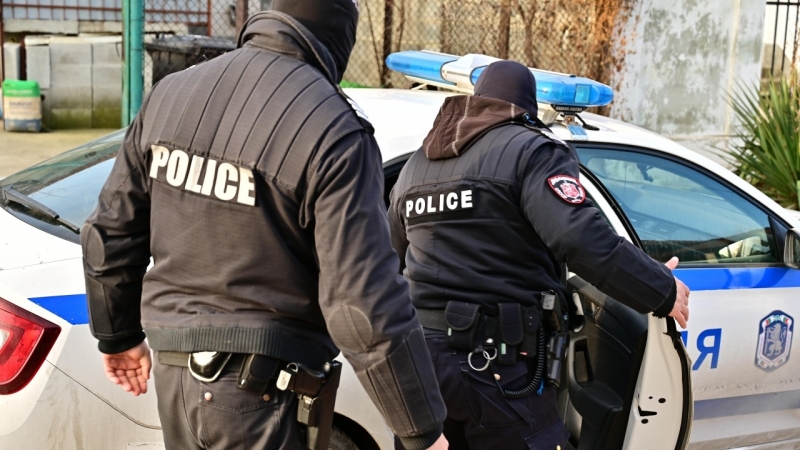 Мъж задържа двама хлапаци в дома си в Бяла Слатина