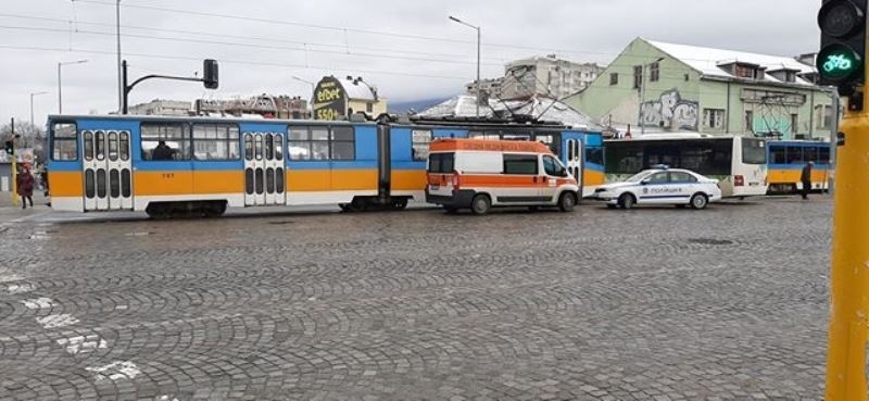 Жена на около 45 години е блъсната от автобус 83