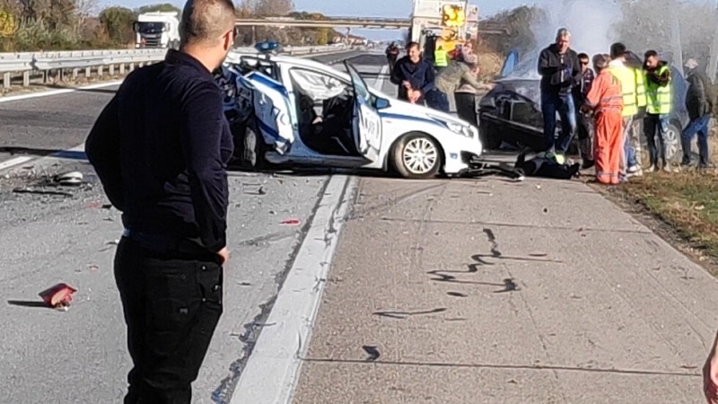 Катастрофа между лека кола и полицейски автомобил на 107-и километър