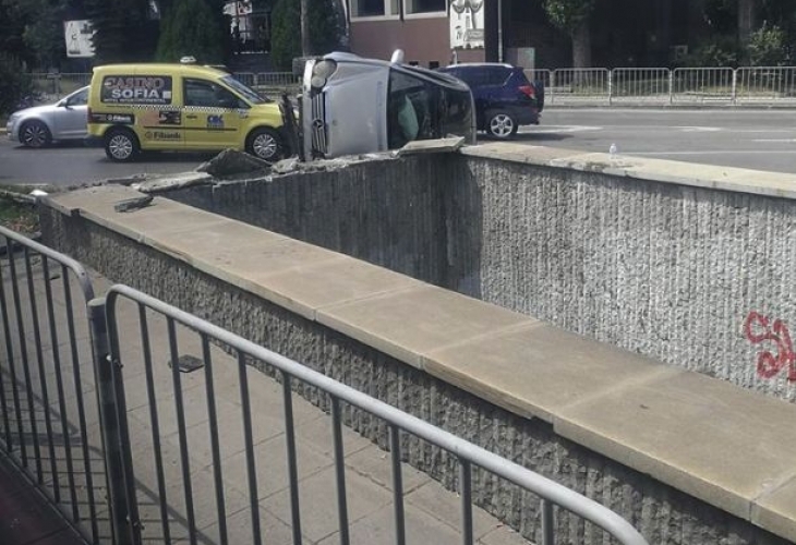 Лек автомобил се обърна на оживен столичен булевард Инцидентът е