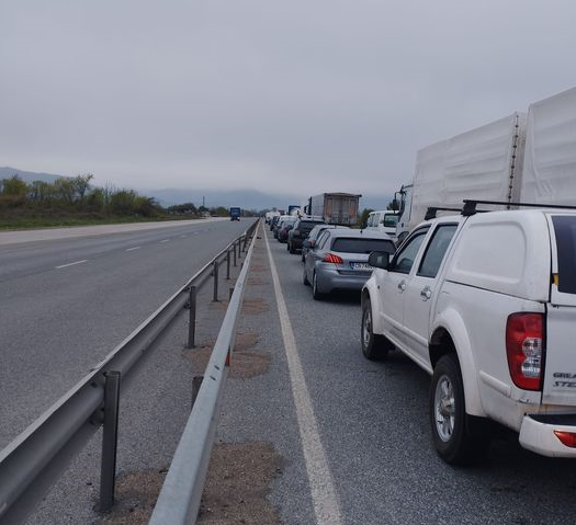 Протест на пътните строители бави движението на международния път Е 79